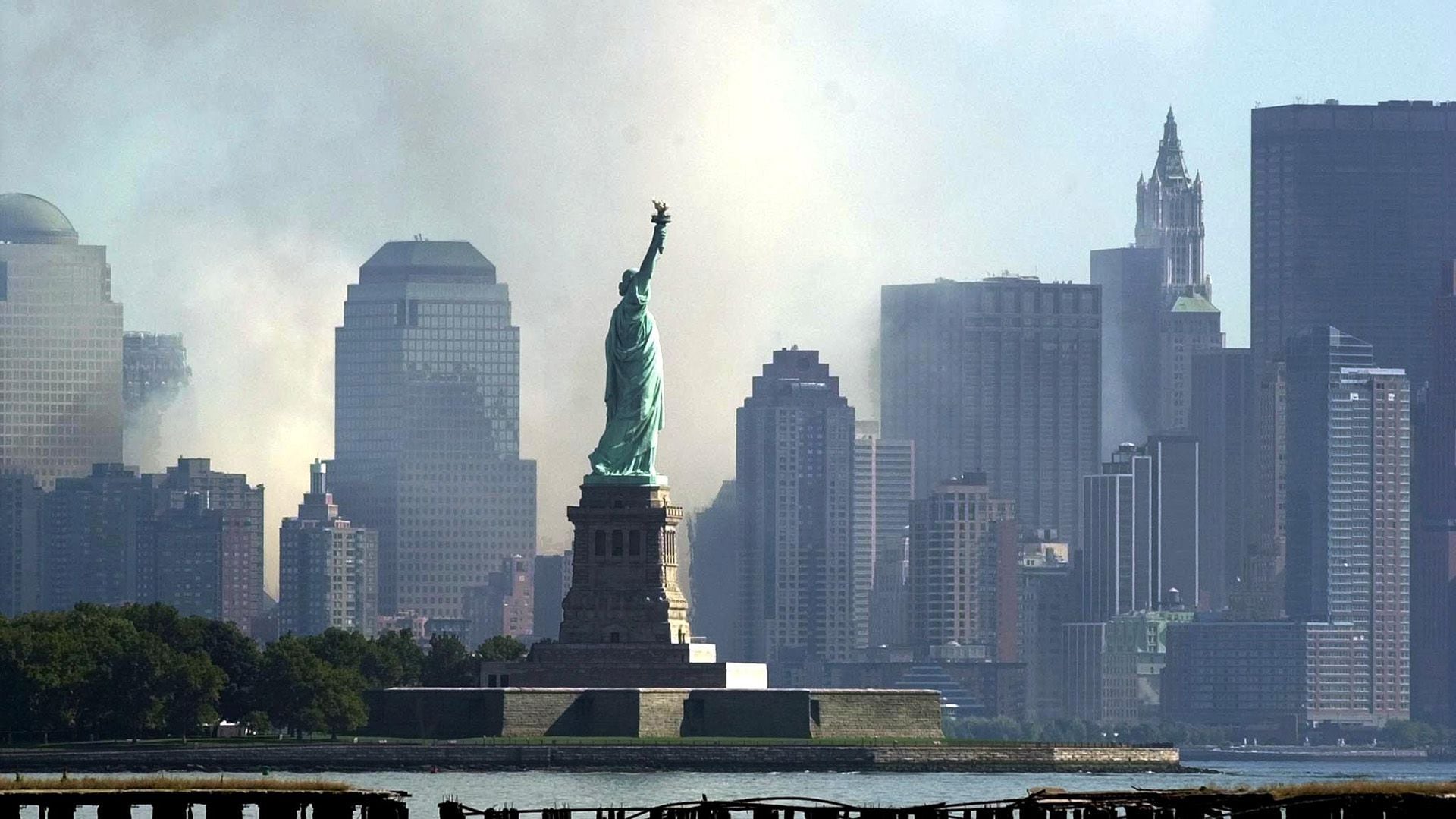 Entre el humo, que demoró varios días en disiparse, se pudo ver la nueva línea del horizonte neoyorquino (AFP)