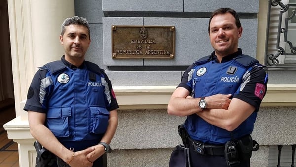 El oficial de la Policía municipal de Madrid Jorge Carballo (izquierda) localizó y entregó a un grupo de turistas argentinos las entradas para los compromisos de la Selección en el marco del mundial de Rusia 2018 que habían extraviado