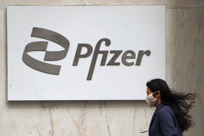 El logo de la farmacéutica Pfizer. Foto: REUTERS/Carlo Allegri
