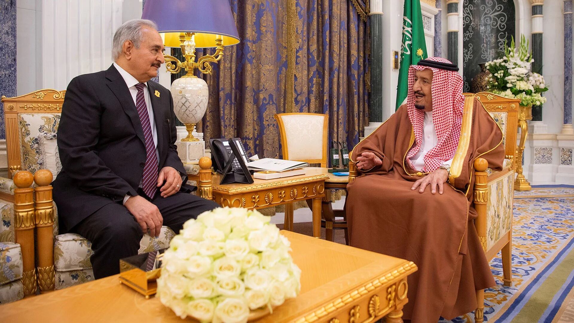 El rey Salman bin Abdulaziz de Arabia Saudita recibió a Jalifa Haftar en Riad el 27 de marzo (Reuters)