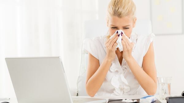 Resfríos, catarros, anginas, dolores musculares y articulares son algunas de las consecuencias del cambio brusco de temperaturas (Getty)