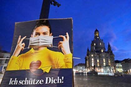 Foto ilustrativa del lunes de un cartel de la campaña de protección contra el COVID-19 en Dresde, ALemania. 
Dic 14, 2020. REUTERS/Matthias Rietschel