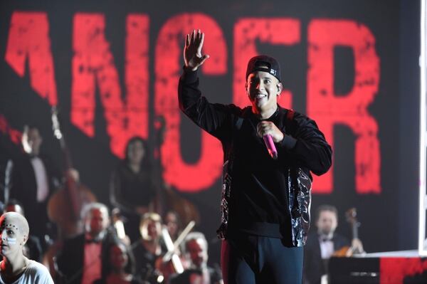 Daddy Yankee canta “Yo Contra Ti” (Chris Pizzello/Invision/AP)