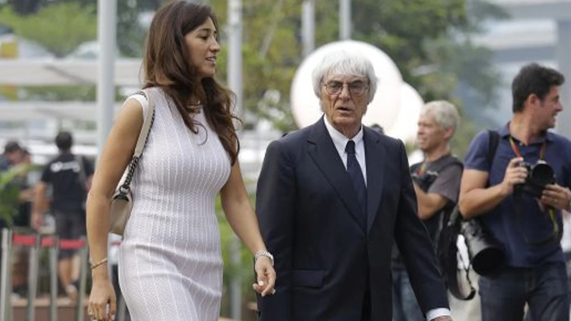 Bernie Ecclestone junto a su esposa, la brasileña Fabiana Flosi (AP)