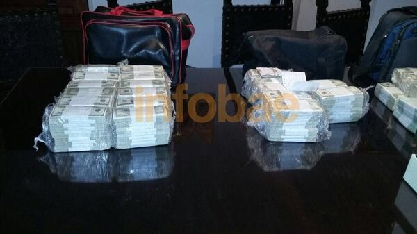 Los bolsos y los dólares con los que el ex funcionario fue detenido