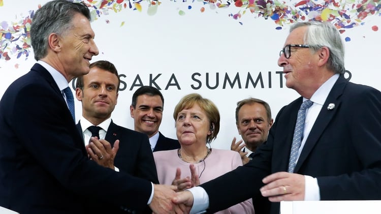Mauricio Macri es felicitado en la Cumbre del G20 de Osaka, tras anunciar el acuerdo polÃ­tico Mercosur-UniÃ³n Europea. (Foto: NA)