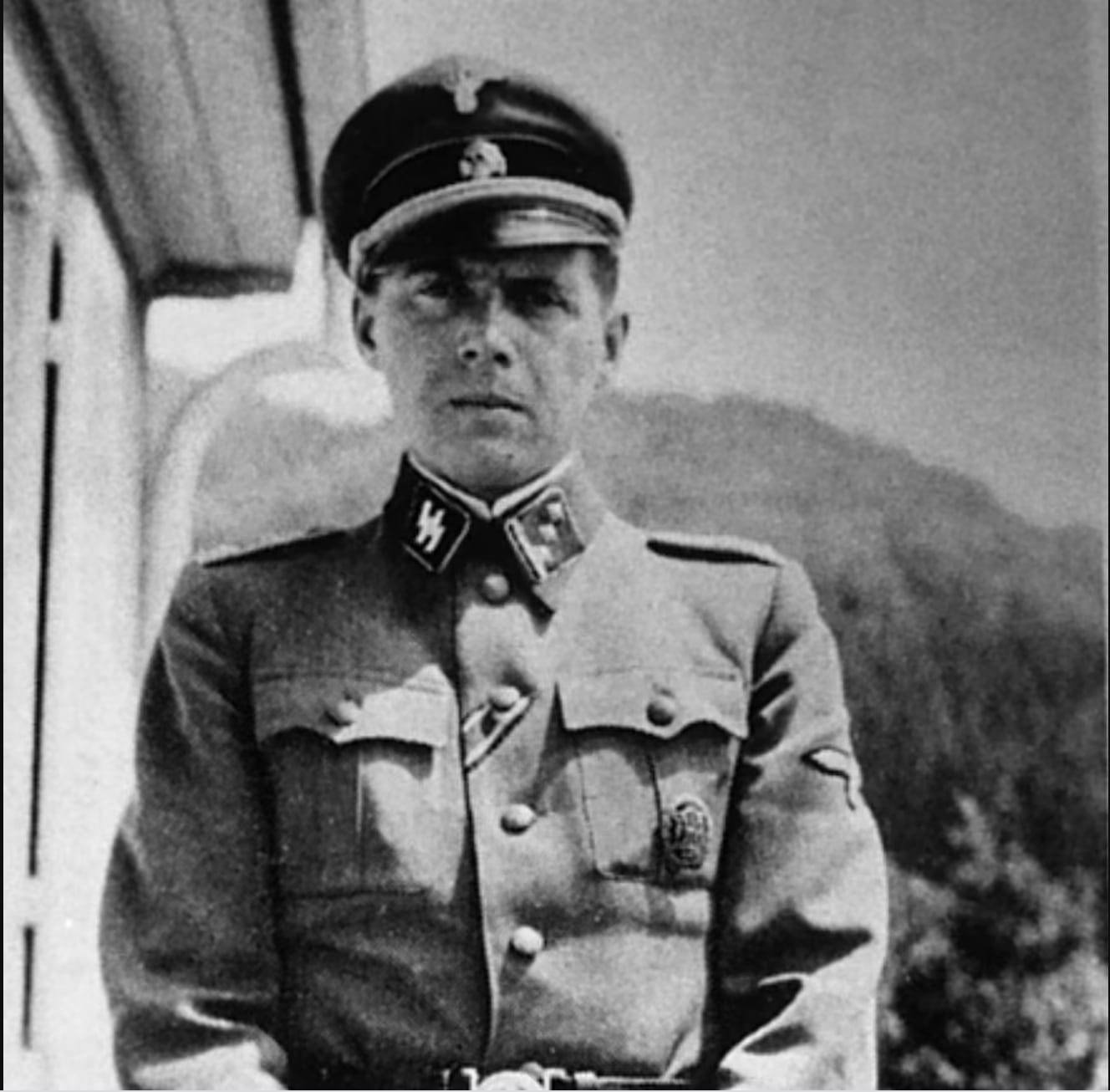 Josef Mengele se ganó el apodo del Ángel de la Muerte porque tenía el poder de decidir quien vivía y quien moría en Auswitchz y por sus horrendos experimentos con prisioneros