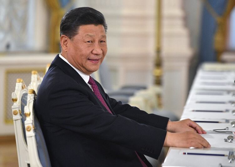 El único que come. El presidente de China, Xi Jinping, uno de los principales impulsores de la expansión económica de su país por el mundo (Shutterstock) 