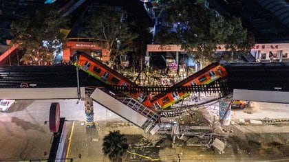 El lugar donde un tren se precipitó por un paso elevado que se derrumbó parcialmente el lunes por la noche en la Ciudad de México. Héctor Vivas / Getty Images