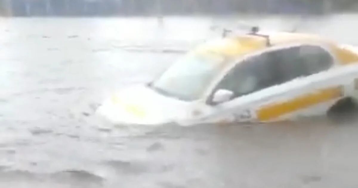 Una fuerte lluvia en Montevideo dejó barrios inundados y vehículos flotando en el agua