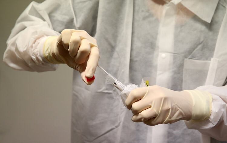 Los esfuerzos por buscar un tratamiento exitosos o vacuna eficaz se redoblan día a día. REUTERS/Denis Balibouse