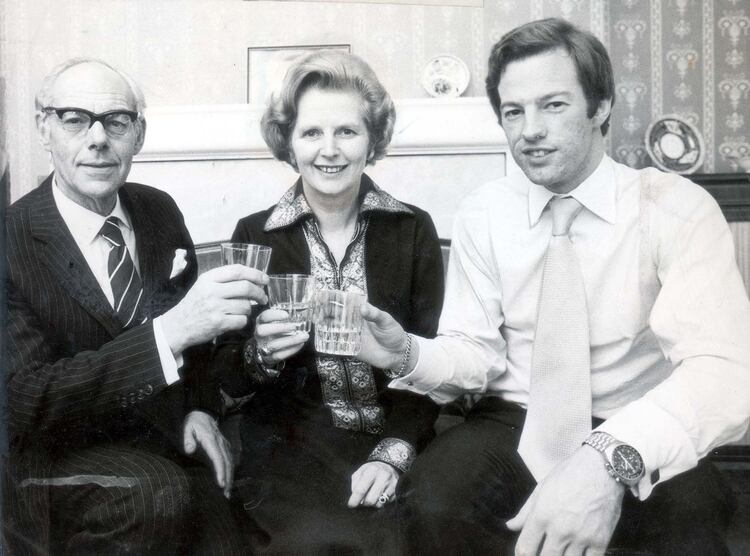 En 1978, tras haberse consoliado como líder conservadora y futura primera ministra, con Dennis y uno de sus hijos, Mark. (Clive Limpkin/Daily Mail/Shutterstock) 