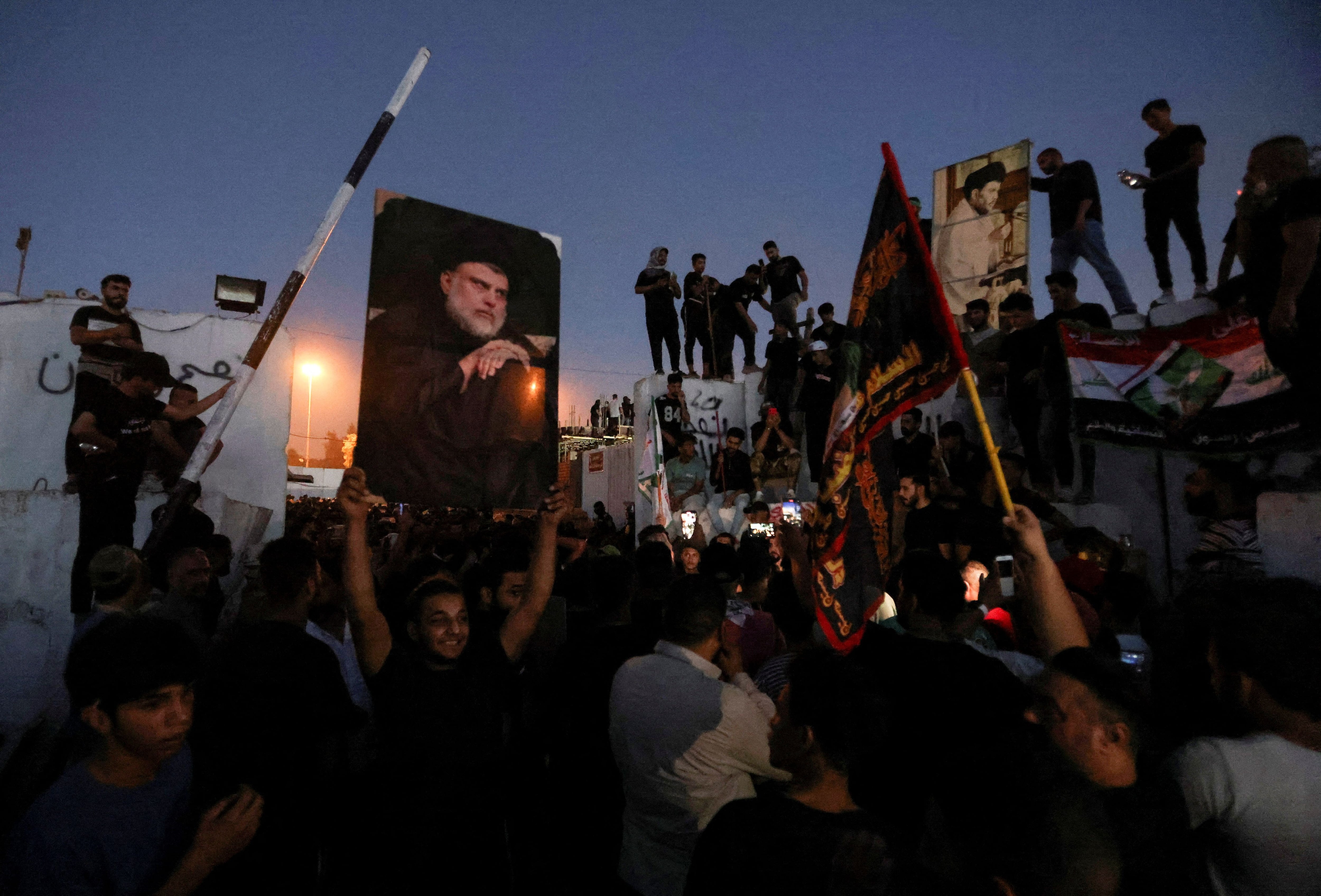La embajada de Suecia en Irak fue incendiada durante una manifestación organizada por los seguidores de un líder religioso. (REUTERS)
