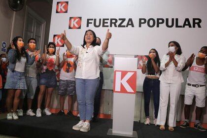 La candidata presidencial de Perú, Keiko Fujimori, del partido Fuerza Popular, levanta sus pulgares durante un discurso en la sede del partido en Lima, Perú. 11 de abril de 2021. REUTERS / Sebastián Castañeda