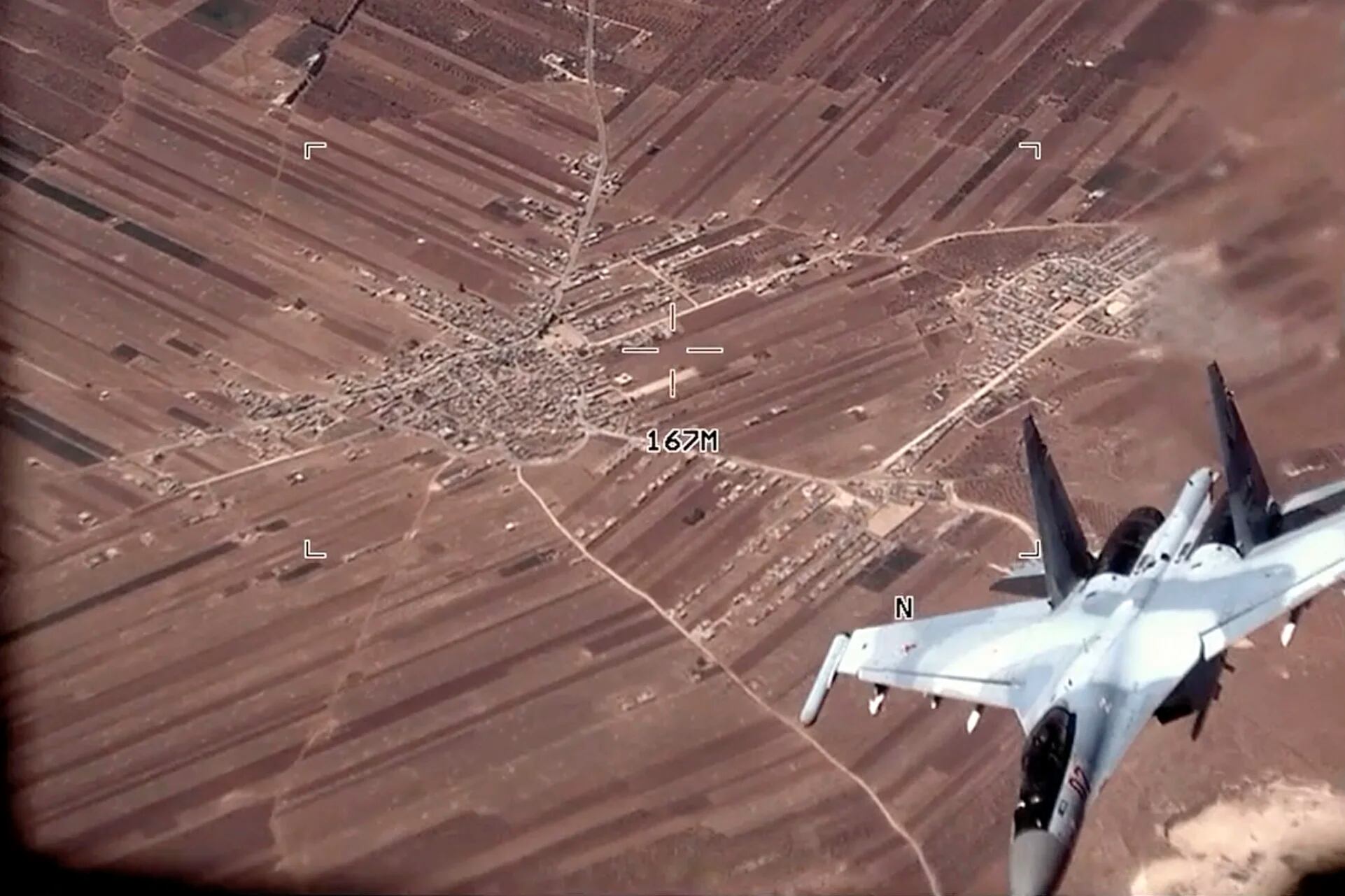 Los aviones tuvieron un comportamiento inseguro y poco profesional, y obstaculizaron una misión contra el ISIS (AP)