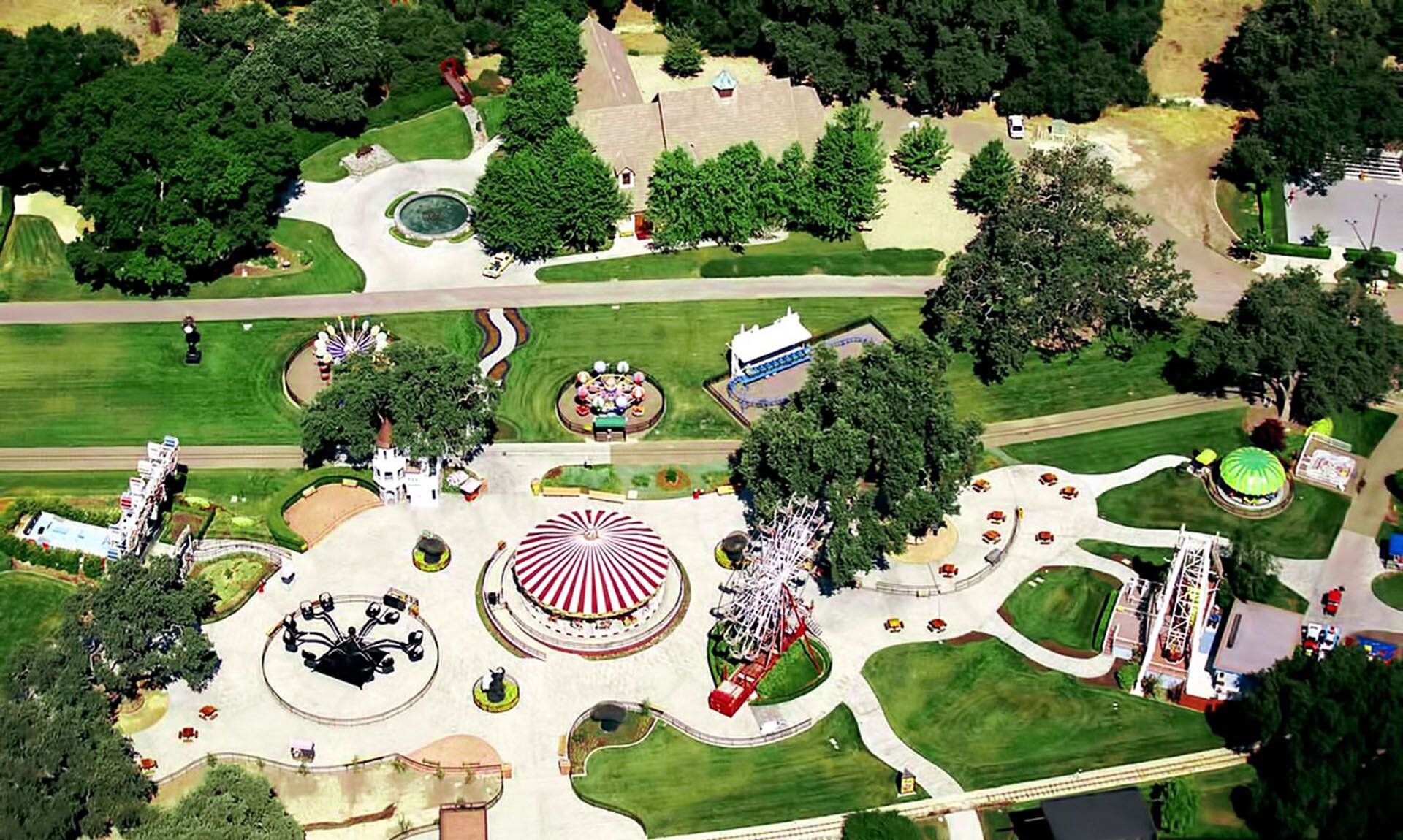 Una vista aérea del parque de diversiones privado que Michael Jackson montó en Neverland. Hoy las atracciones se encuentran distribuidas en ferias y parques de todo Estados Unidos(The Pinnacle list)