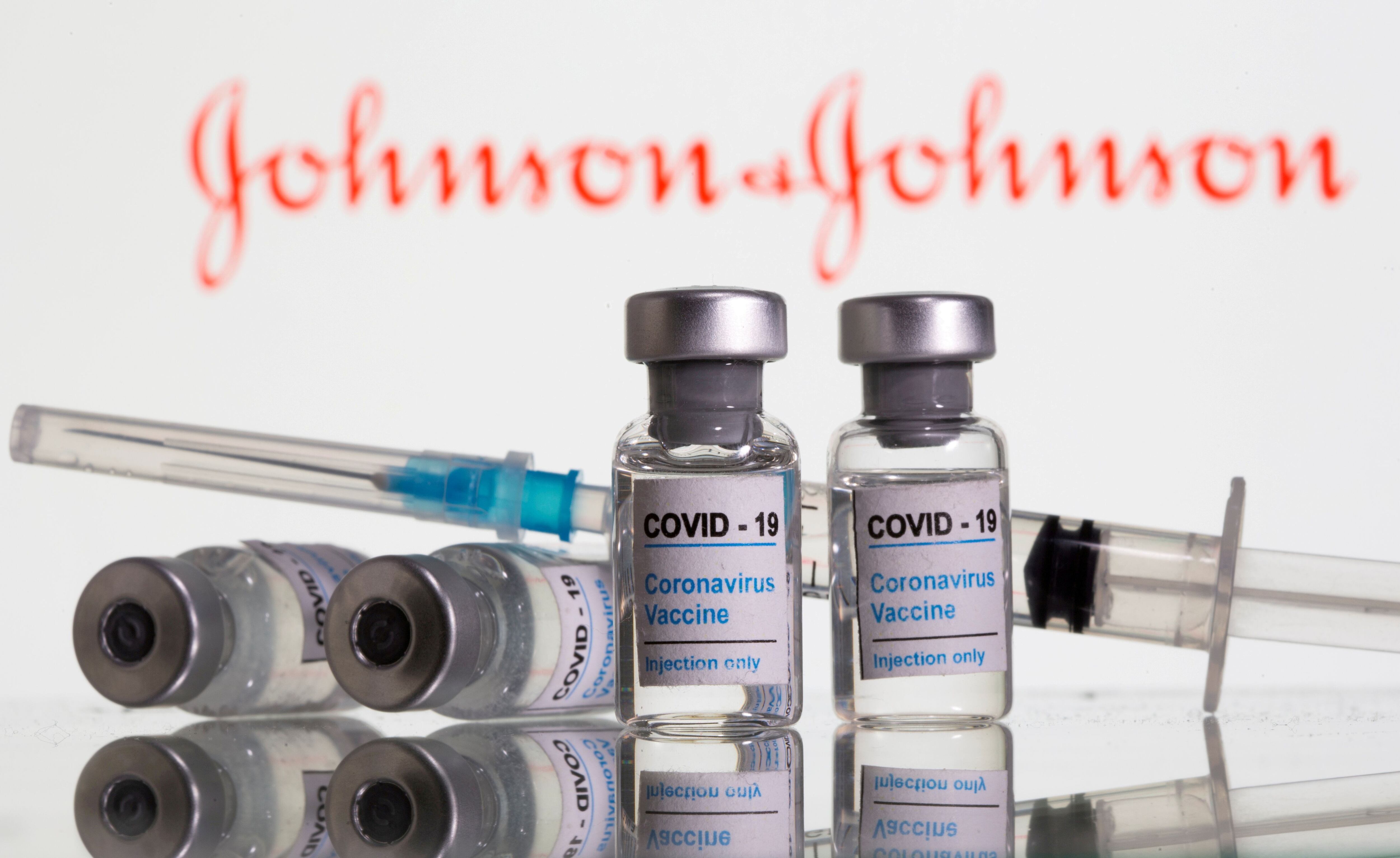 Un estudio que se difundió el miércoles reveló que la vacuna contra el COVID-19 de Johnson & Johnson que también está basada en una plataforma de vector viral no replicativo, puede dar protección por más de 8 meses con una sola dosis (REUTERS/Dado Ruvic/Illustration/File Photo)