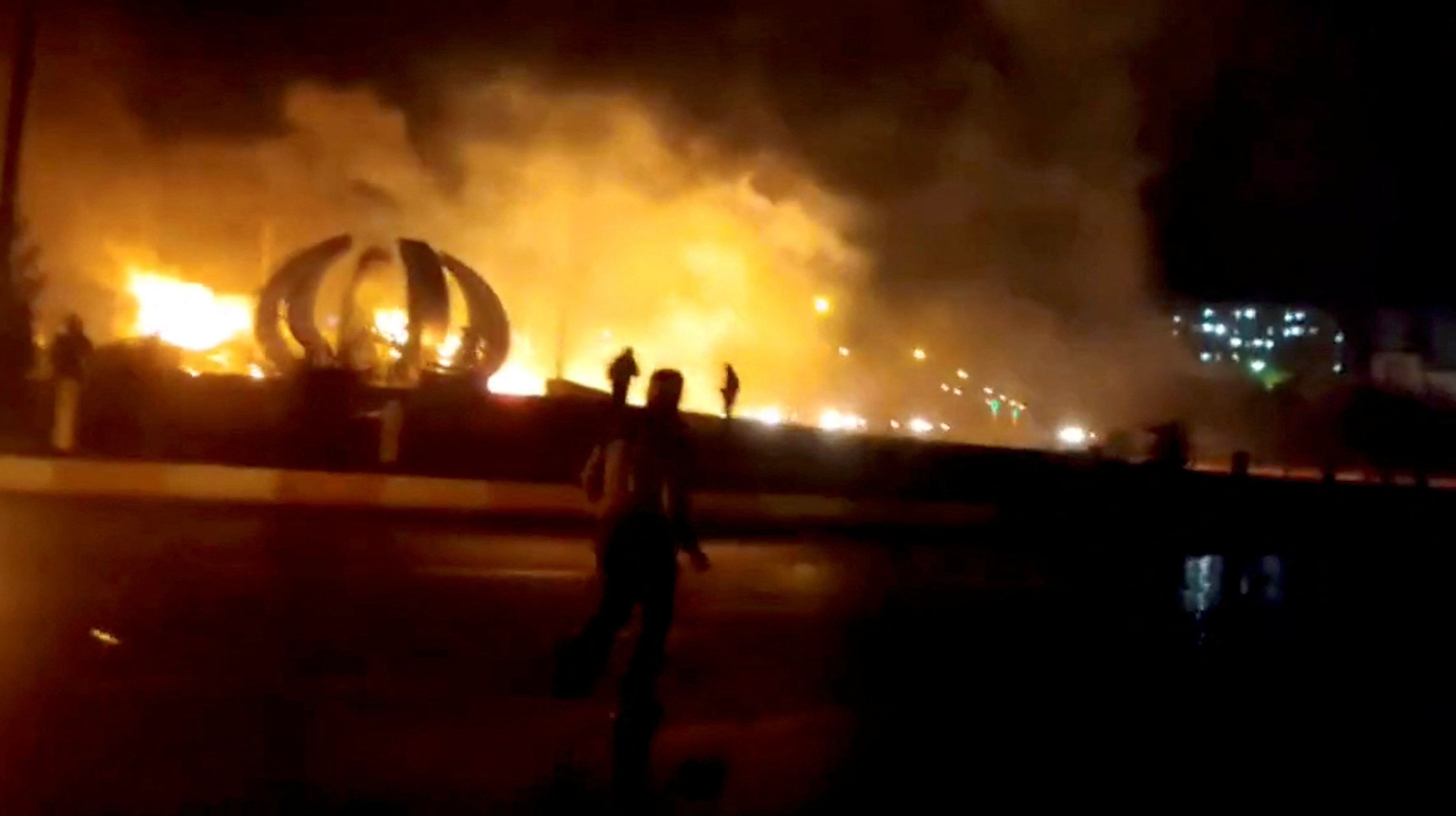 Fuego y humo en Fuladshahr, provincia de Isfahan, Irán, en esta imagen fija obtenida de un vídeo de las redes sociales publicado el 17 de noviembre de 2022 obtenido por REUTERS