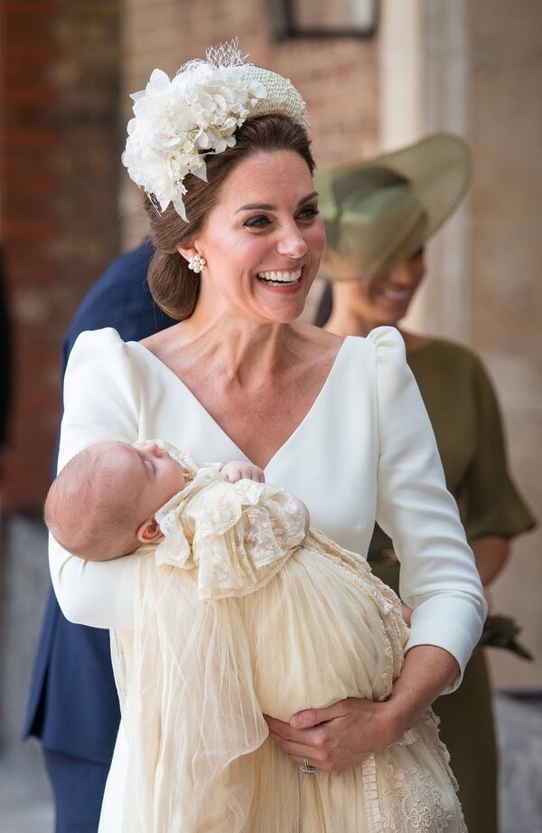 Kate Middleton ingresó con el príncipe Louis en sus brazos (Lipinski/Pool via REUTERS)