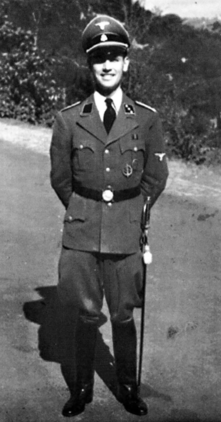 Bajo las órdenes de Herbert Kappler fue el principal responsable de la masacre de las Fosas Ardeatinas, unas minas abandonadas en las afueras de la capital italiana donde el 24 de marzo de 1944 Priebke comandó el fusilamiento de 335 partisanos y judíos