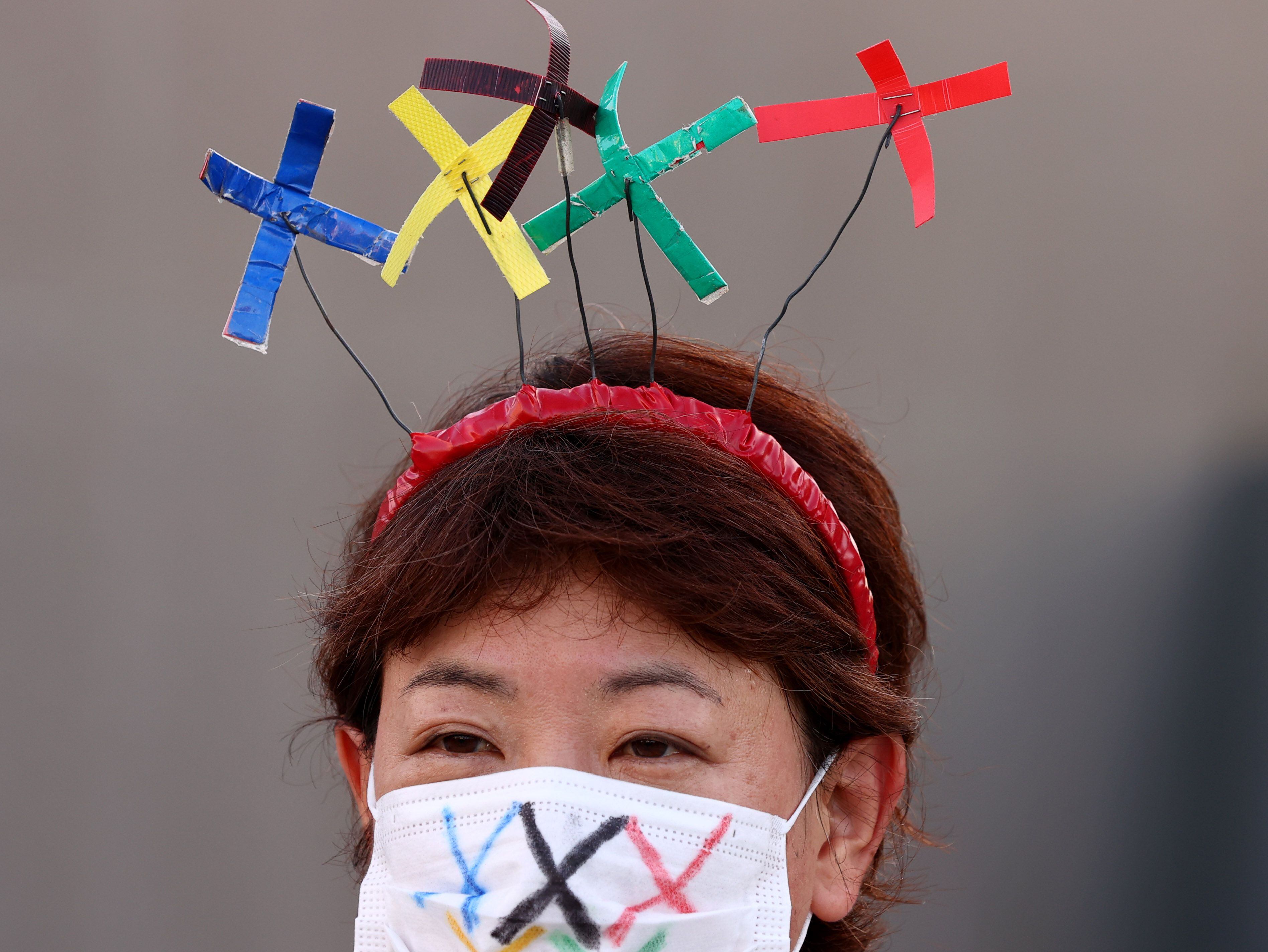 Una japonesa utiliza un barbijo como forma de protesta por los JJOO en plena pandemia (REUTERS/Kim Kyung-Hoon)