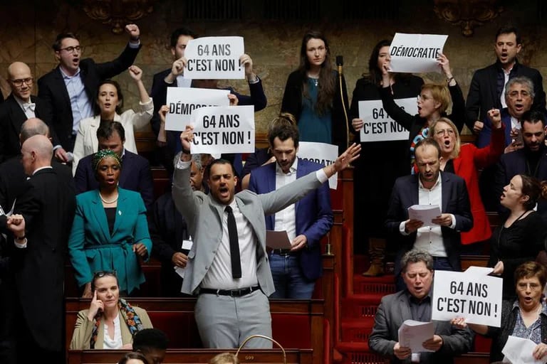 Parlamentarios de izquierda protestan en el Congreso durante el discurso de la primera ministra Elisabeth Borne (REUTERS 