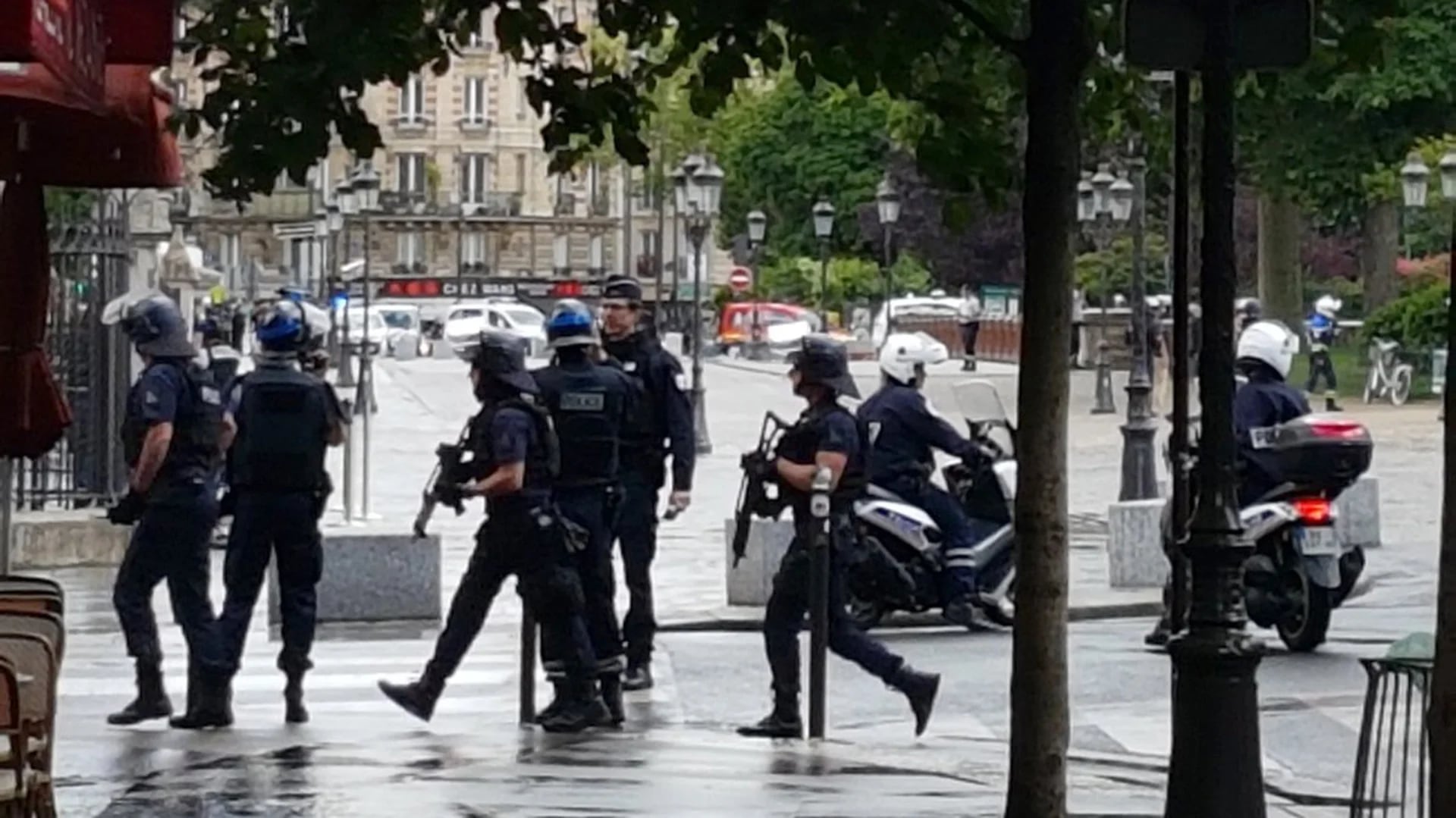 El terrorista atacó a la policía de París (@Jonathan_RTfr)