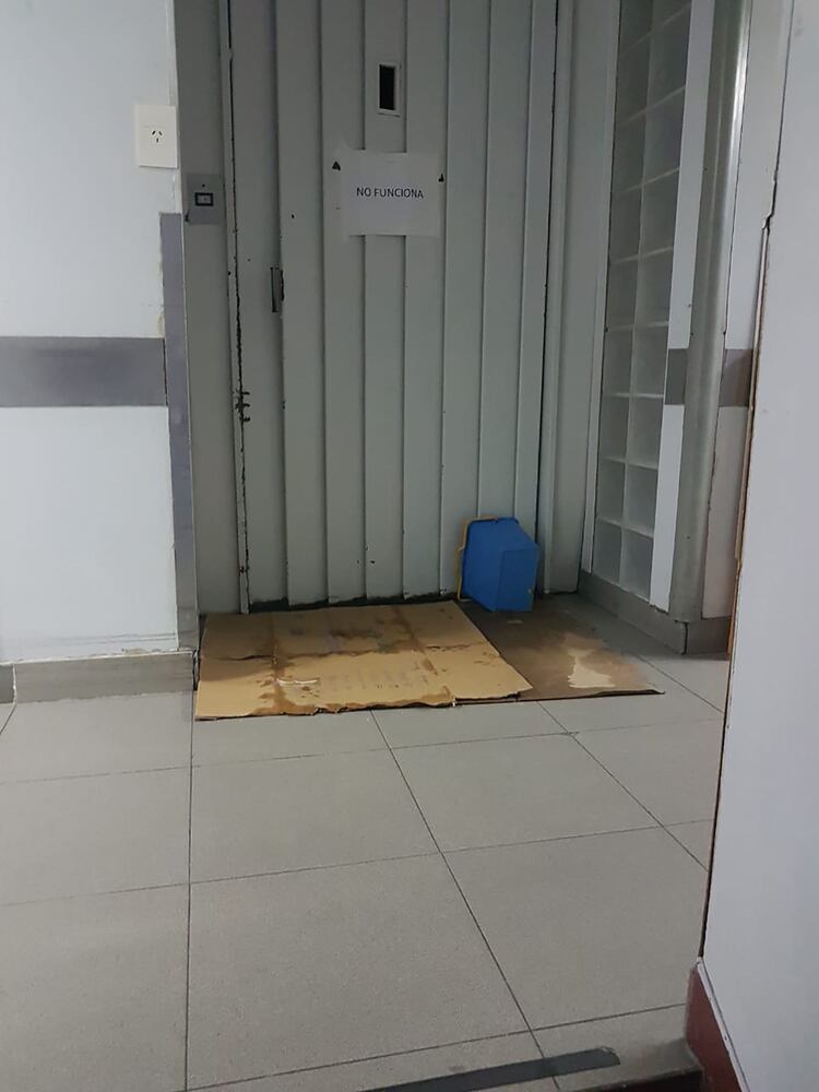 Puerta del ascensor del Centro de Salud Norte fuera de servicio (foto del Facebook de Andrea Abión)