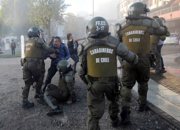 Manifestantes chocan con la policía en Concepción, en el sur de Chile  (REUTERS/Jose Luis Saavedra)