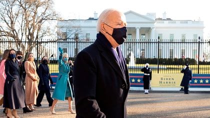 El presidente estadounidense Joe Biden camina por la avenida Pennsylvania con su familia frente a la Casa Blanca el 20 de enero tras la ceremonia de inauguración en el frente oeste del Capitolio de los Estados Unidos (EFE/EPA/JUSTIN LANE)