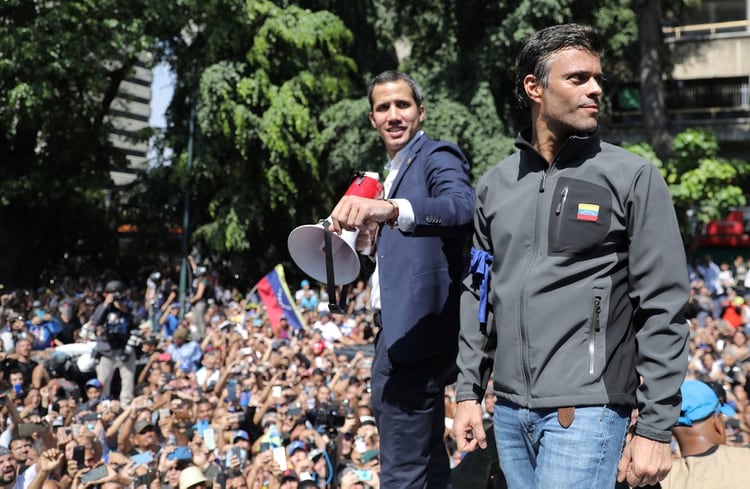 Leopoldo López, junto a Juan Guaidó, se presentó ante una multitud el pasado 30 de abril luego de ser indultado por el presidente interino (Reuters)