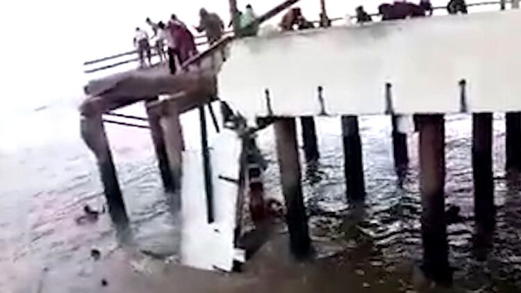 En esta imagen se ve a uno de los pescadores flotando en el mar y pidiendo ayuda