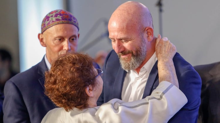 Diputado Waldo Wolf saludando a Mónica Dawidowcz. (Fotos Nicolás Aboaf)