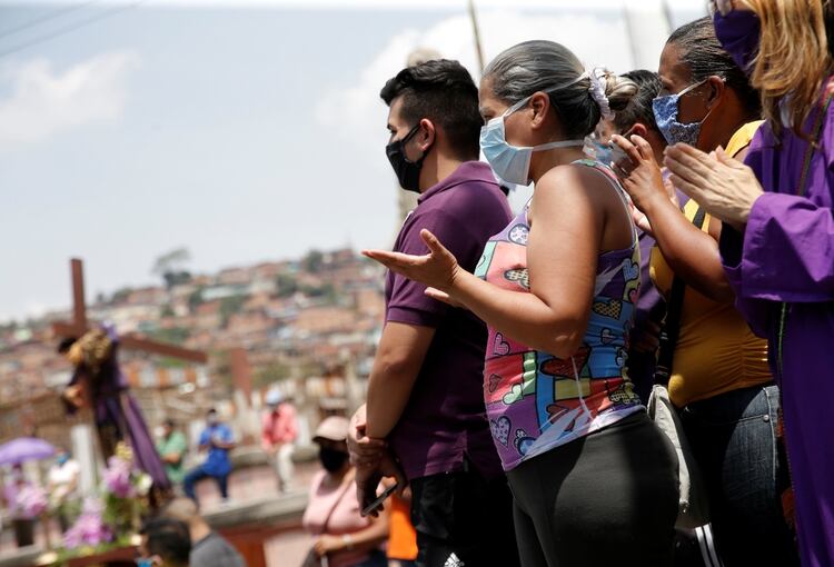 Ciudadanos venezolanos rezan en Caracas (Reuters)