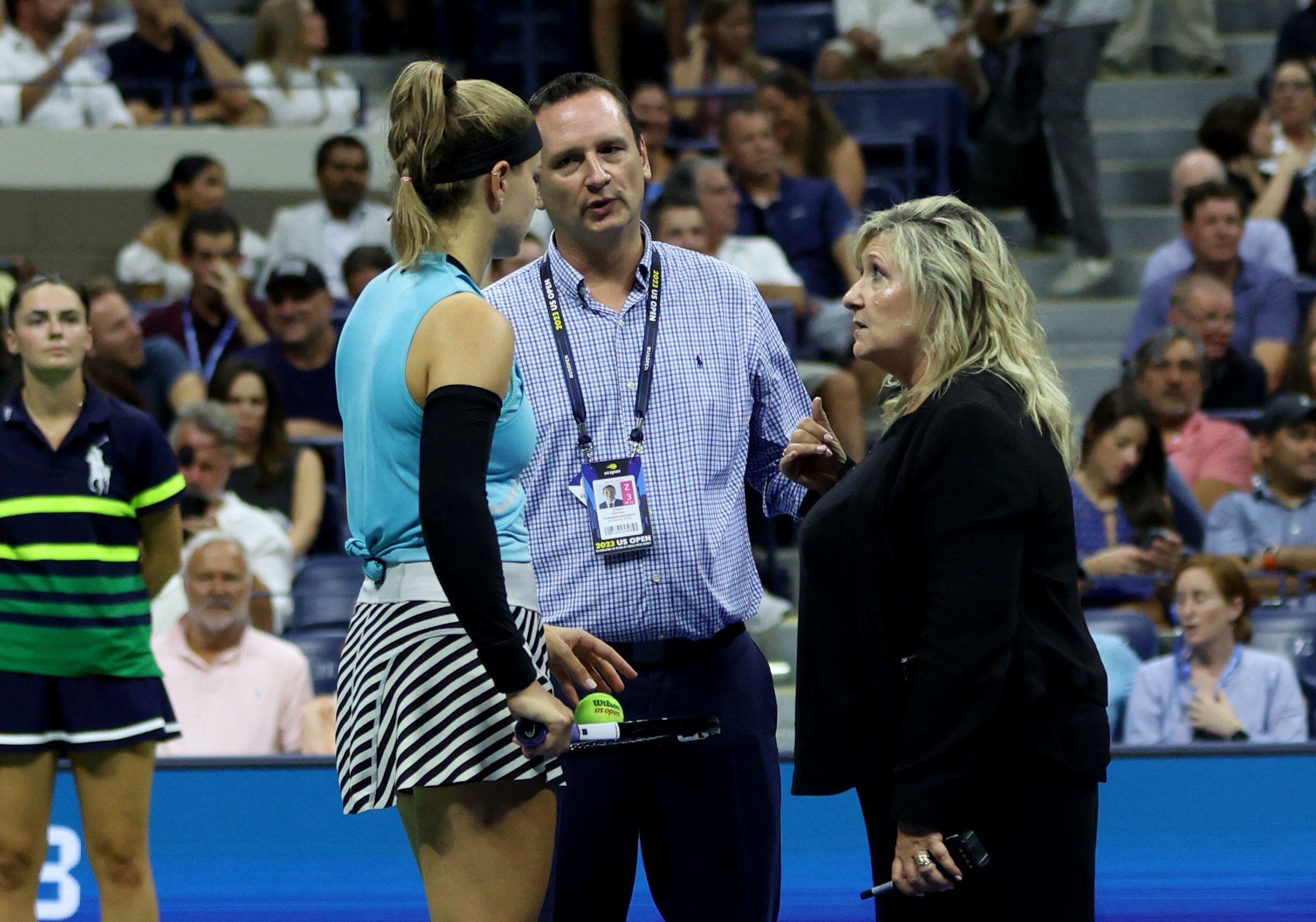 El diálogo de Karolína Muchová con los encargados de la organización del US Open (REUTERS/Mike Segar)
