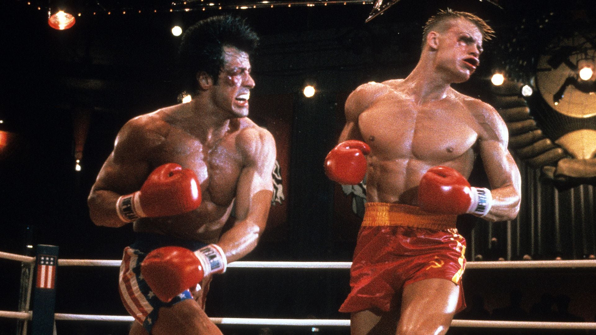 Sylvester Stallone golpea a Dolph Lundgren en 'Rocky IV', 1985. (Photo by United Artists/Getty Images)