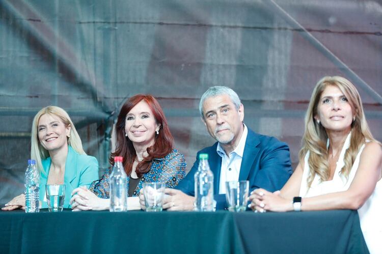 La vicegobernadora Verónica Magario, la vicepresidente Cristina Kirchner el intendente de Avellaneda Jorge Ferraresi, y su esposa Magdalena Sierra