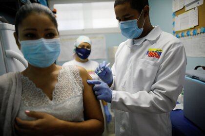 Una mujer recibe la vacuna china de Sinopharm en un centro de salud de Caracas (REUTERS/Leonardo Fernandez Viloria)