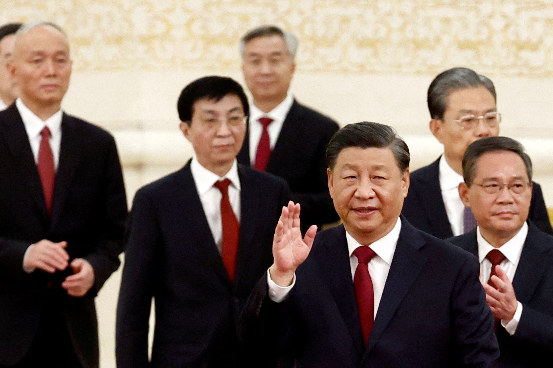 Los nuevos miembros del Comité Permanente del Politburó, entre ellos Xi Jinping y Wang Huning, tras el XX Congreso Nacional del Partido Comunista de China, en el Gran Salón del Pueblo de Beijing, China, el 23 de octubre de 2022. REUTERS/Tingshu Wang/Archivo