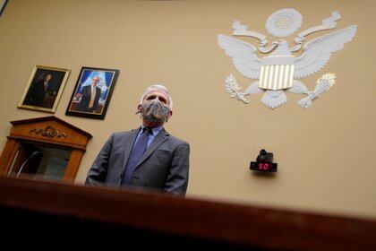 El Dr. Anthony Fauci, director del Instituto Nacional de Alergias y Enfermedades Infecciosas espera para testificar ante el Subcomité Selecto de la Cámara sobre la Crisis del Coronavirus en el Capitolio en Washington, EE. UU., El 15 de abril de 2021. Susan Walsh / Pool vía REUTERS
