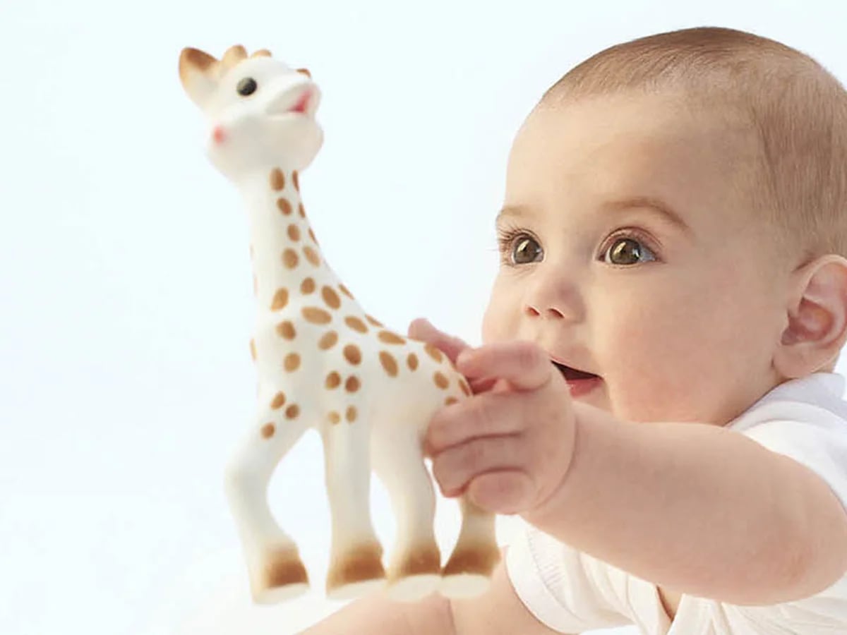 Cómo es la jirafa Sofía, el juguete del momento que encandila a los famosos  del mundo - Infobae