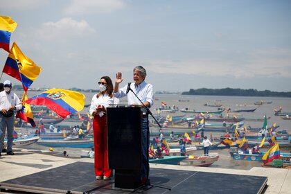 Guillermo Lasso junto a su esposa, Maria de Lourdes Alcivar, en el cierre de su campaña en Guayaquil