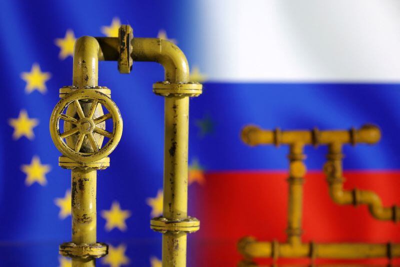 FOTO DE ARCHIVO. Imagen de ilustración de un gasoducto de gas natural, banderas de la UE y Rusia. 18 de julio de 2022. REUTERS/Dado Ruvic