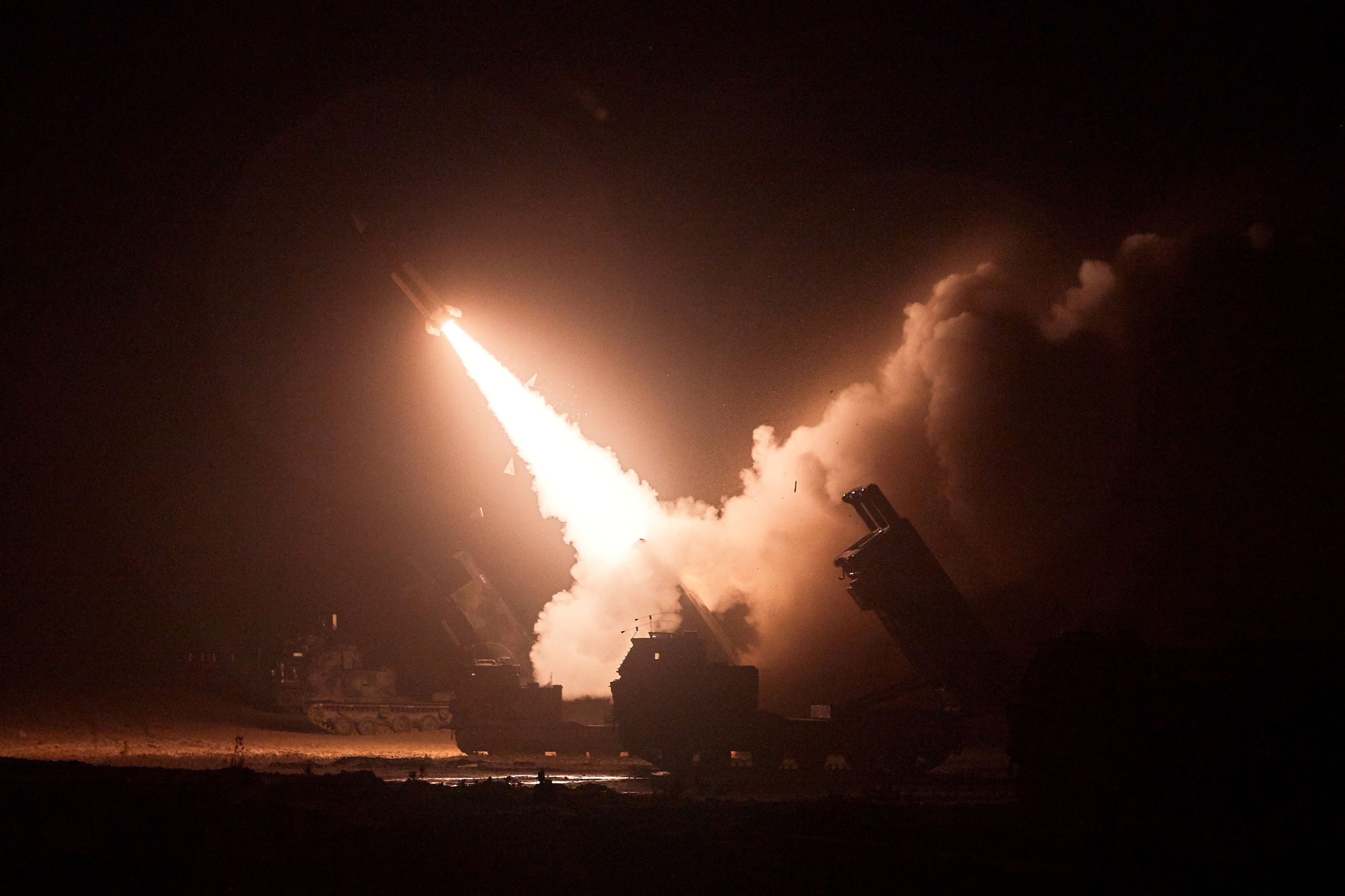 Un ATACMS, un misil tierra-tierra, es disparado durante un entrenamiento militar conjunto entre Estados Unidos y Corea del Sur en un lugar no identificado en Corea del Sur, 6 de junio de 2022. Ministerio de Defensa/Yonhap vía REUTERS/Archivo