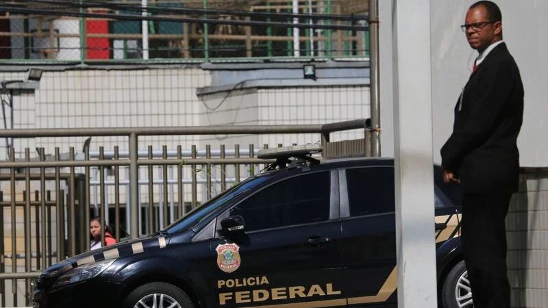 Imagen de archivo referencial de un auto de la policía federal de Brasil junto a la sede del Comité Olímpico Brasileño en Río de Janeiro, Brasil. 5 de septiembre, 2017. REUTERS/Sergio Moraes/Archivo
