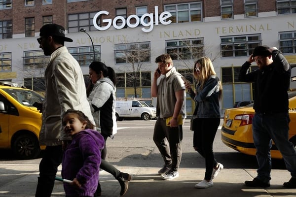 Transeúntes caminan frente a las oficinas de Google en la Novena Avenida en Nueva York (AP)