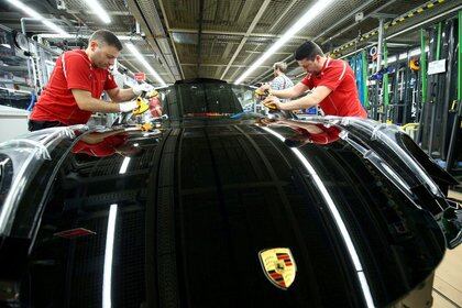 FOTO DE ARCHIVO: Empleados de una fábrica de Porche en  Stuttgart-Zuffenhausen armando un modelo de Porsche 911. Alemania. 19 de febrero de 2019.  REUTERS/Ralph Orlowski//File Photo