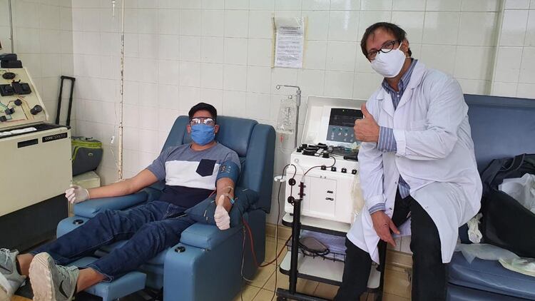 Facundo Ahumada en una de sus sesiones de donación de plasma junto al doctor Guillermo Marra. El joven de 27 años destina parte de su plasma al proyecto de la Fundación Infant.
