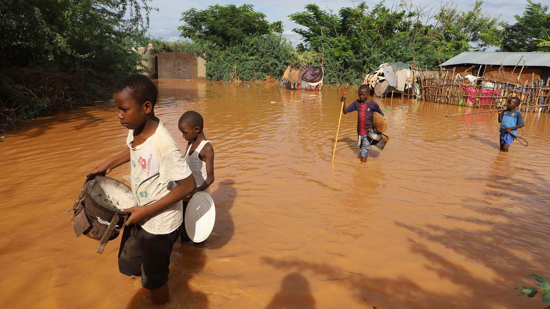 Al menos 40 personas murieron en el oeste de Kenia tras el colapso de una presa tras las fuertes lluvias