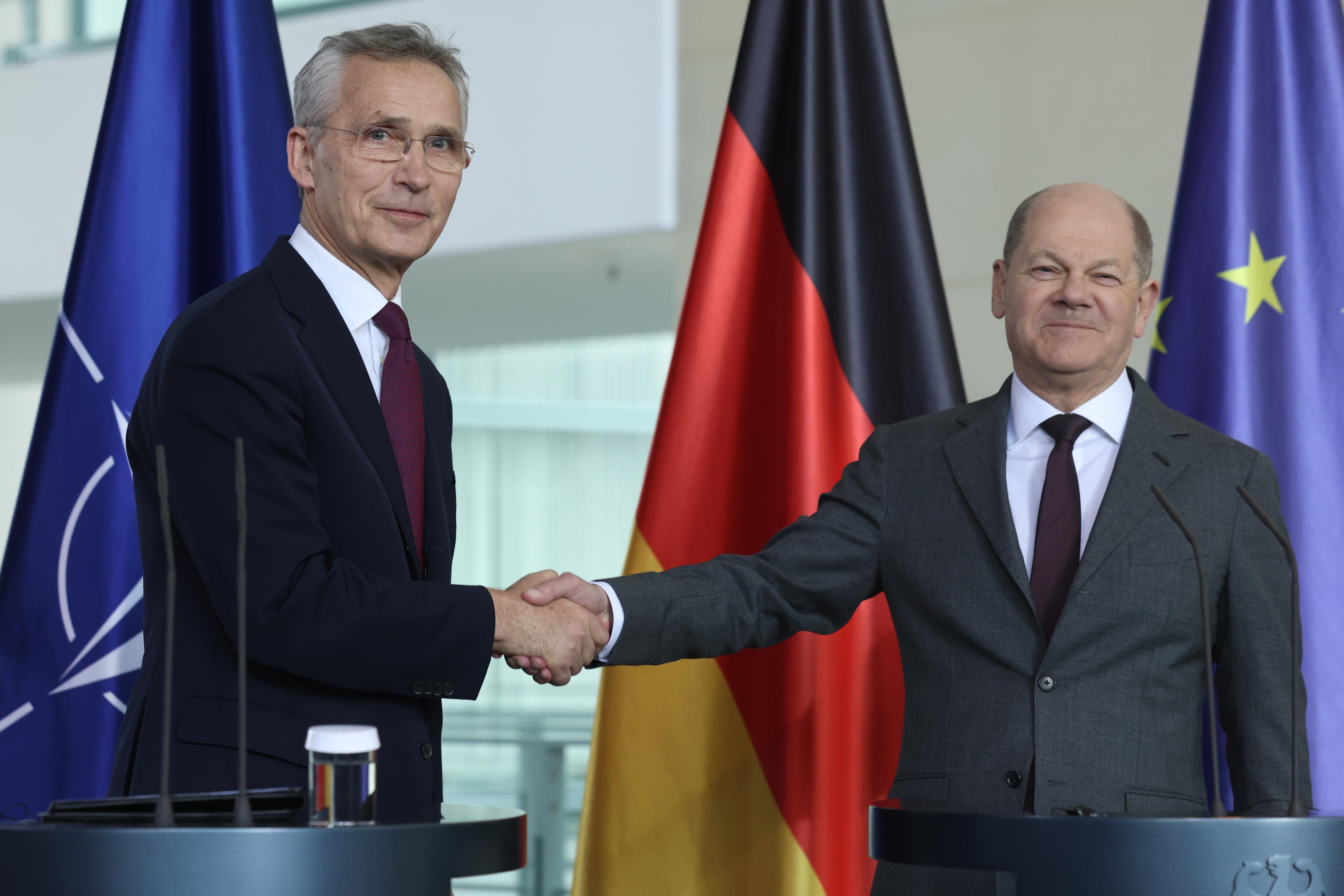 “Tenemos que estar vigilantes ante las actividades ocultas de Rusia en el territorio de la alianza”, dijo durante una breve comparecencia en Berlín con el canciller alemán, Olaf Scholz (EFE)